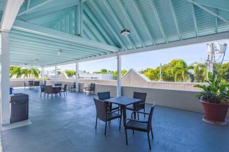 New Casa Caribe By Brightwild- Two-Story Condo Rooftop Pool Key West Eksteriør bilde